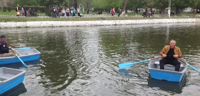 Vă invităm la o plimbare cu barca, pe lacul din Sebeș