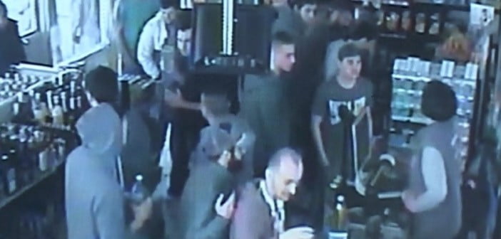 VIDEO INCREDIBIL – Suporterii Rapidului VANDALIZEAZĂ o benzinarie in Aiud