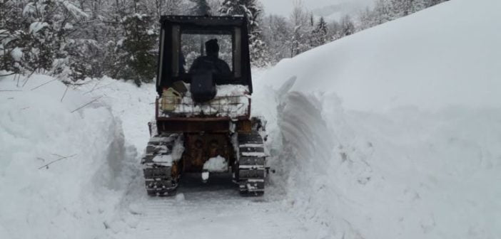 Zăpadă de peste 1,5 m înălțime în comuna Poiana Vadului, oameni izolați în cătune