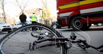 Biciclist rănit într-un accident rutier la Orăștie, după ce un șofer nu a acordat prioritate