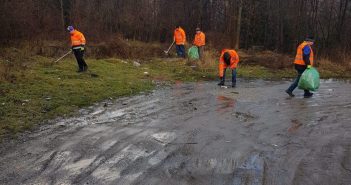 Muncitorii CNAIR își riscă sănătatea colectând gunoaie, fără echipamente specifice de protecție, din parcările drumurilor naționale
