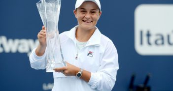 Ashleigh Barty a câștigat  pentru a doua oară consecutiv turneul de la Miami , după abandonul canadiencei de origine română, Bianca Andreescu
