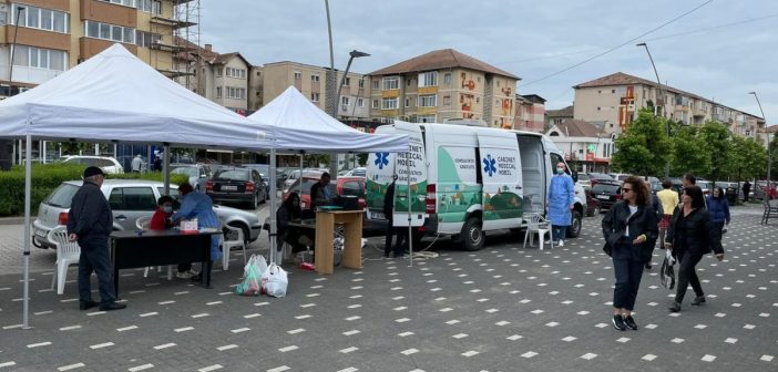 Punct de vaccinare pe Bulevardul Transilvaniei din Municipiul Alba Iulia. Cine vrea să se vaccineze o mai poate face până la ora 20.00