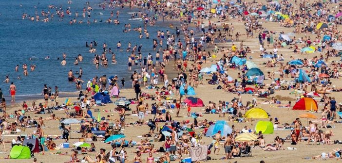 Regulile pe care trebuie să le respecți dacă la vară pe plajă: Distanțarea socială de 2 metri între șezlonguri, activități sportive în spații special amenajate, interzicerea comercializării produselor neambalate