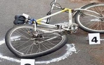 Biciclist rănit la Ocna Mureș după ce un șofer nu a respectat semnul „STOP” și a fugit de la locul accidentului