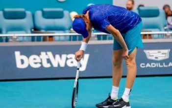 Jannik Sinner și Paula Badosa s-au retras în sferturile turneului de la Miami