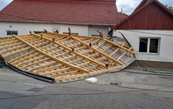 Bilanțul codului portocaliu în Alba: Copaci și stâlpi de telefonie căzuți pe mai multe drumuri din județ, acoperișuri luate de vânt