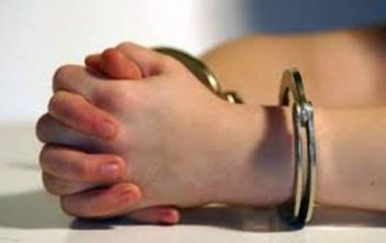 Tânără de 27 de ani din Câmpeni, reținută după ce și-a amenințat bunica cu moartea