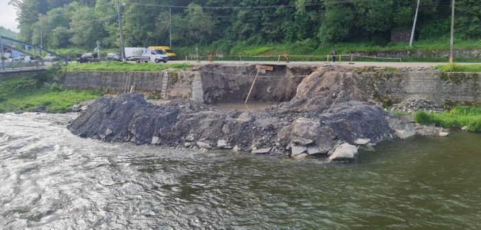 Incompetența administrației PNL: Cu banii jos, primarul din Câmpeni nu poate construi un pod, darămite să dezvolte un oraș