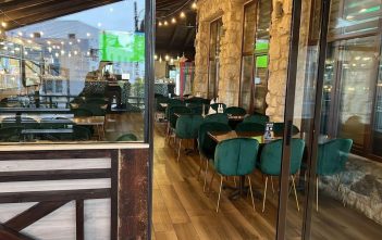 Terasa Viilor se Reinventează: Nou Spațiu de Relaxare cu Geamuri Moderne și Mobilier Confortabil