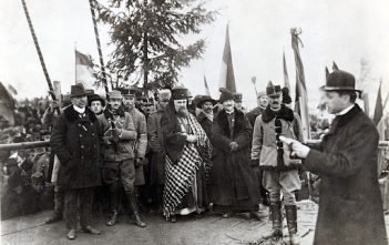 1 Decembrie – Unirea Transilvaniei cu România, prin proclamația de la Alba Iulia, cunoscută ca Marea Unire.