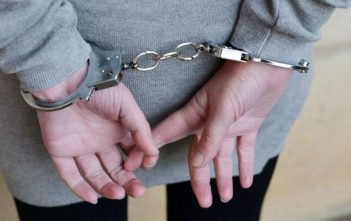 Tânără din Sebeș reținută după ce a spart parbrizul unui autoturism cu o piatră