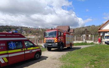 Accident grav în Dezmir : Un bărbat și-a prins piciorul într-o motocoasă în timp ce făcea lucrări de igienizare în gospodărie