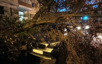 Atenție la locul în care vă parcați autoturismele! Cod galben de vânt puternic în Bihor