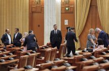 Zi decisivă în Parlament. Se votează moțiunile AUR. Ce șanse sunt ca guvernul Bolojan să plece acasă