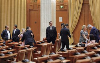 Zi decisivă în Parlament. Se votează moțiunile AUR. Ce șanse sunt ca guvernul Bolojan să plece acasă