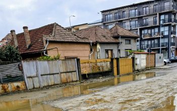 Strada Emil Racoviță din centrul Albei Iulia arată ca după bombardament. Locuitorii, disperați: „Ne rupem mașinile, copiii ajung la școală uzi și murdari!”