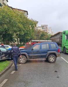 Pompierii dejeni, mobilizați rapid la două accidente produse la interval de câteva minute