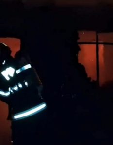 Incendiu pe strada Digului din Oradea, provocat de o lumânare lăsată nesupravegheată