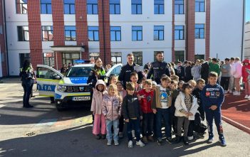 Siguranța rutieră pe înțelesul copiilor: activități educative ale polițiștilor în „Școala Altfel” la Hațeg
