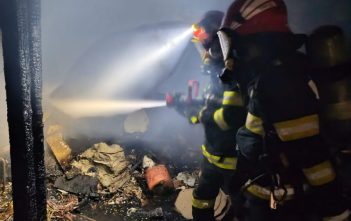 Pericol de explozie evitat la Sântuhalm: pompierii au scos o butelie din anexa în flăcări