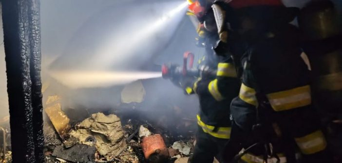 Pericol de explozie evitat la Sântuhalm: pompierii au scos o butelie din anexa în flăcări