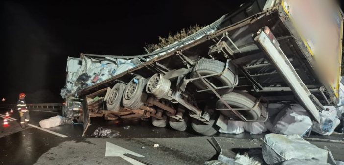 Accident între două autocamioane pe DN1 E60, în zona Izvoru Crișului – Șaula. Un șofer a fost transportat la spital