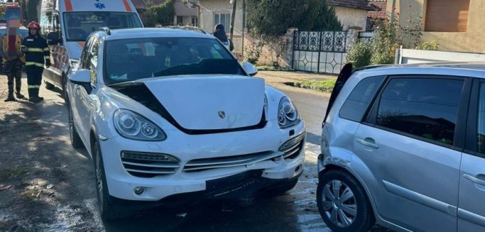 Accident rutier cu trei autoturisme implicate la Șard. Șase persoane evaluate medical la fața locului