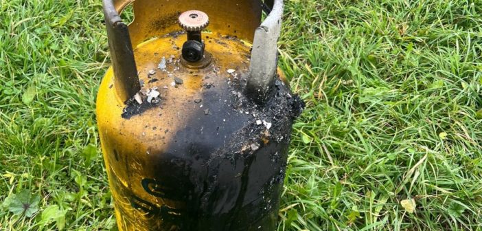 Incendiu la o locuință din Gherla. Pompierii au evacuat o butelie înainte să se producă o explozie