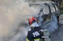 Autoturism cuprins de flăcări în localitatea Plopi. Pompierii au intervenit prompt