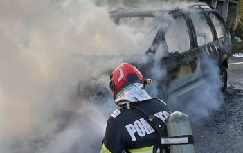 Autoturism cuprins de flăcări în localitatea Plopi. Pompierii au intervenit prompt