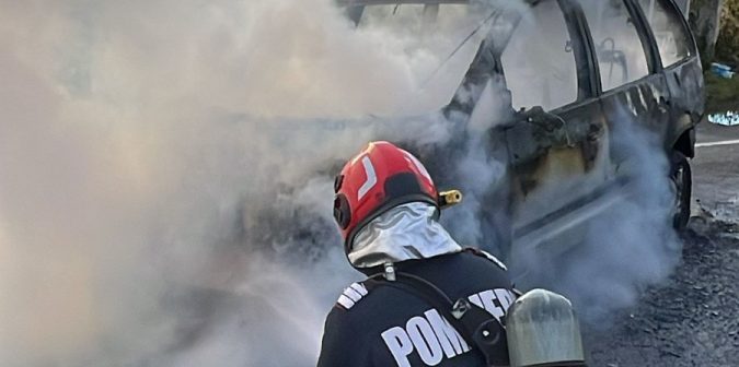 Autoturism cuprins de flăcări în localitatea Plopi. Pompierii au intervenit prompt