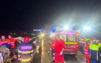 UPDATE – Tragedie pe drumul dintre Livada și Gherla: un bărbat a murit, iar șase persoane au fost rănite în urma unui accident cu trei mașini
