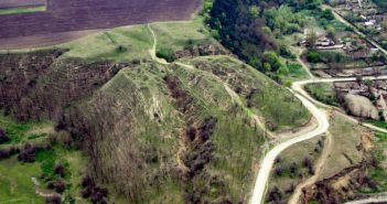 România, pusă pe tavă intereselor private: legea care ar putea lua pământul românilor sub pretext „strategic”