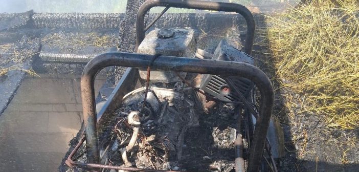 Incendiu puternic la o anexă gospodărească din Ilia: pompierii au limitat pagubele și au prevenit extinderea focului