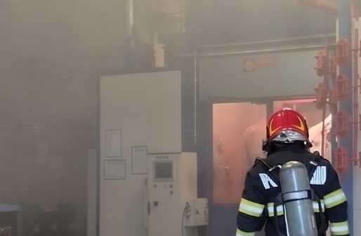 Incendiu la o firmă de vopsitorie industrială din Oradea: pompierii au intervenit de urgență